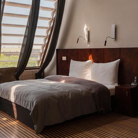 فندق مونوبول فروتسواف المظهر الخارجي الصورة A bedroom at the hotel