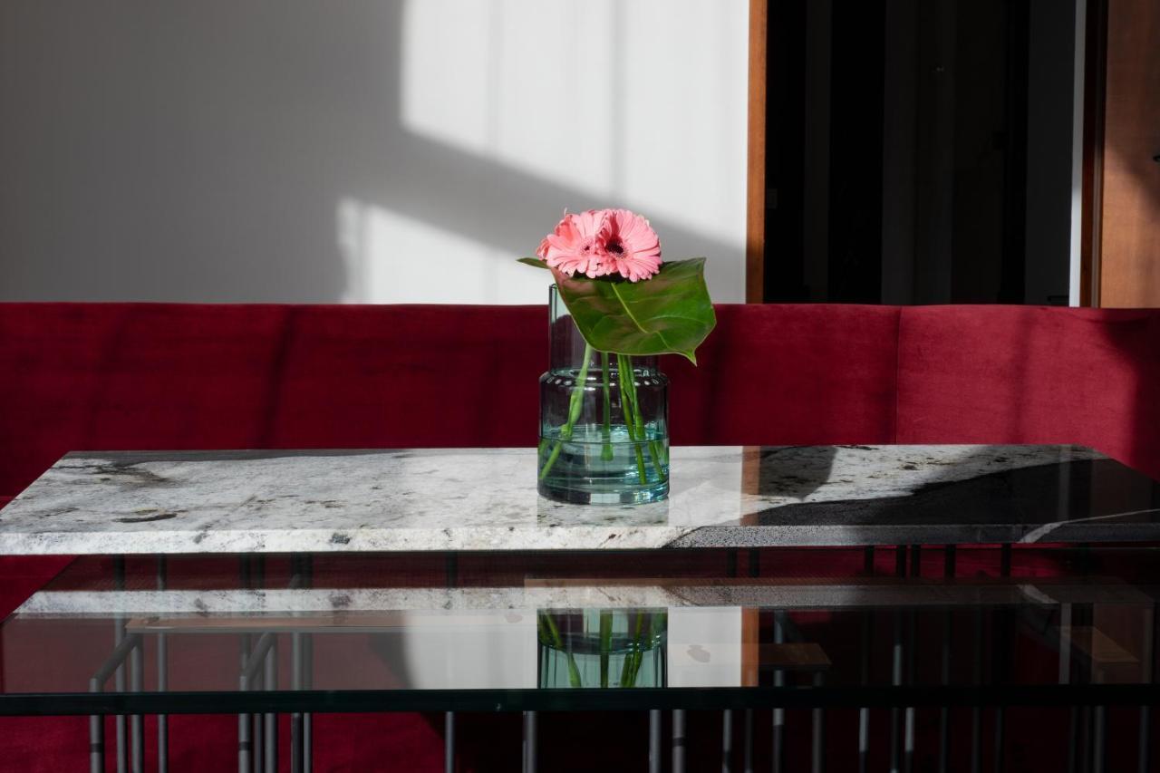فندق مونوبول فروتسواف المظهر الخارجي الصورة A table with a flower vase