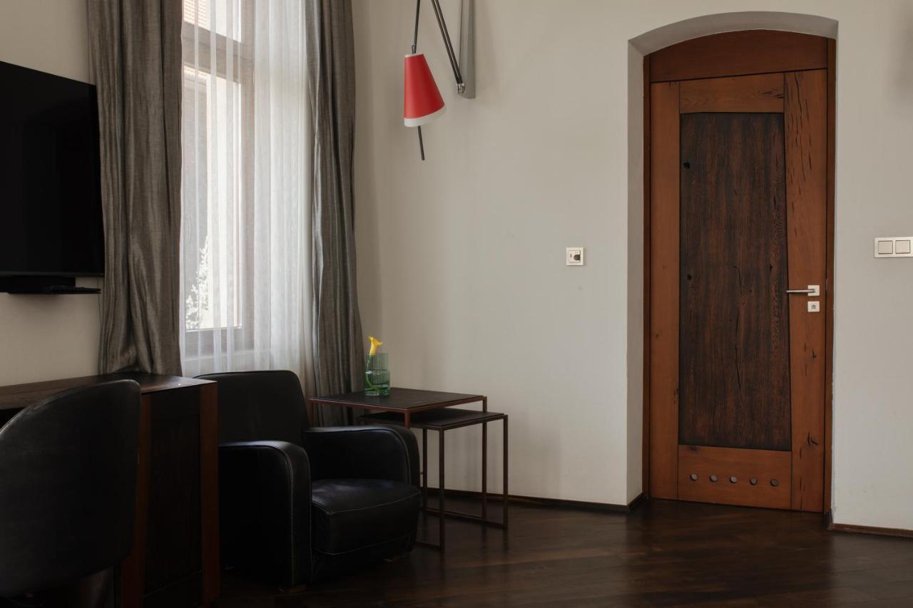 فندق مونوبول فروتسواف المظهر الخارجي الصورة A door with a frosted glass panel