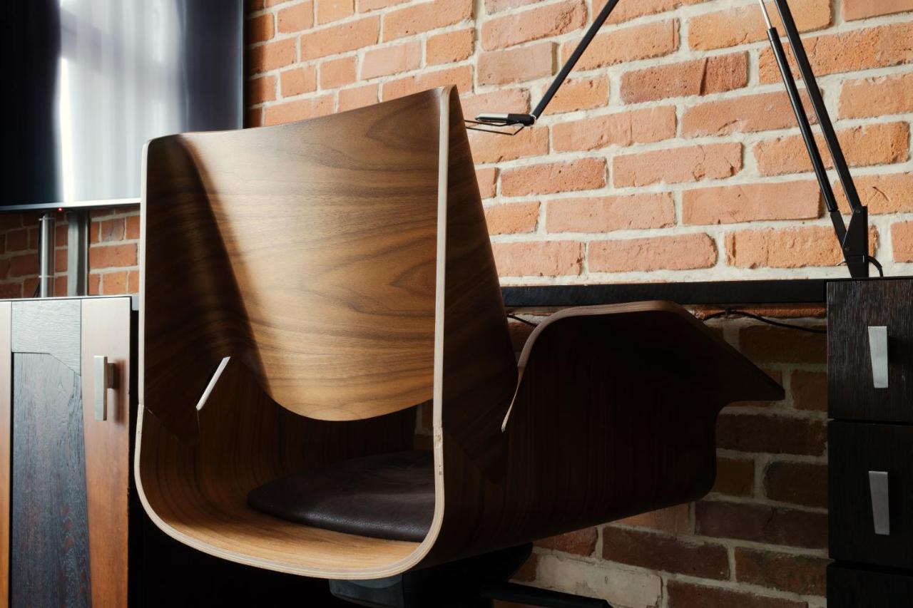 فندق مونوبول فروتسواف المظهر الخارجي الصورة A chair made of bent plywood