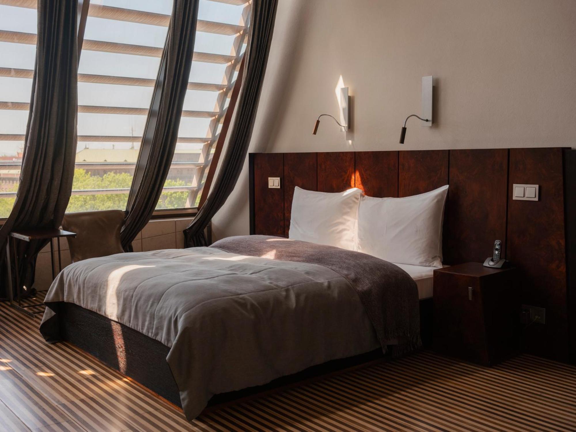 فندق مونوبول فروتسواف المظهر الخارجي الصورة A bedroom at the hotel