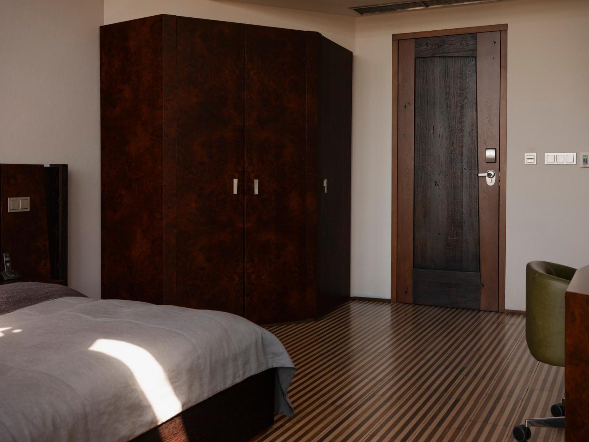 فندق مونوبول فروتسواف المظهر الخارجي الصورة A bedroom with a wardrobe