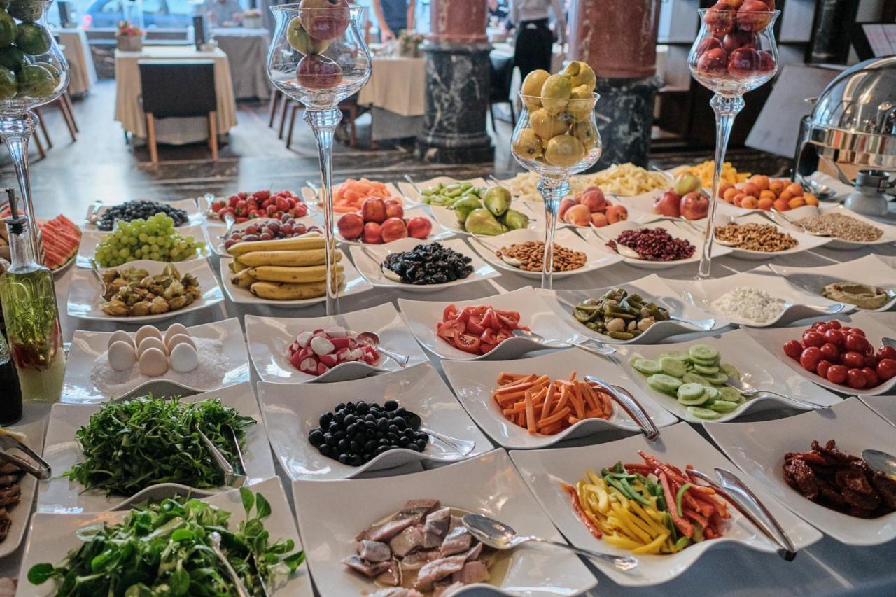فندق مونوبول فروتسواف المظهر الخارجي الصورة A buffet of tapas